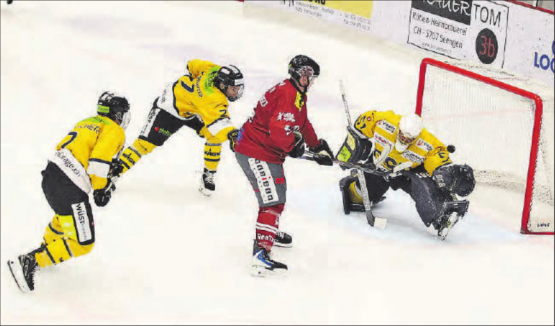 Der Siegtreffer zum 1:0. Joel Augstburger trifft gegen drei Rheintaler. (Bild: Otto Lüscher)