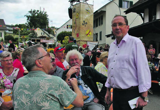 Glückliche Gesichter bei Organisatoren und im Publikum: Niemand musste hungrig oder durstig bleiben. Und das traditionsreiche Schweizer-Kartenspiel zeigte sich im Duell besonders spannend. (Bilder: hh)