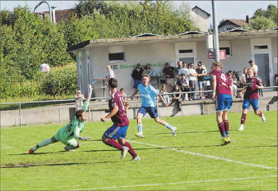 Gontenschwils rechter Flügel Julien Perrinjaquet (im blauen Shirt) erzielt das 1:0.
(Bild: Roland Jaus)