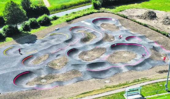 Nach etwas mehr als vier Monaten Bauzeit wurde der «Pumptrack5040» in Schöftland am Mittwoch fertiggestellt. (Bild: pumptrack5040.ch)