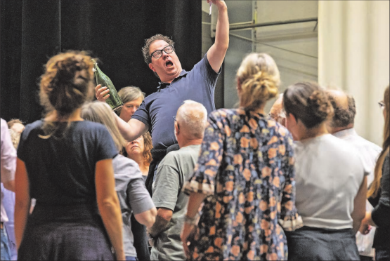 Bekannt und doch neu: Raimund Wiederkehr, hier bei den Proben, glänzt zum zweiten Mal in der Rolle als Graf von Luxemburg auf der Möriker Operetten-Bühne. (Bild: zVg.)