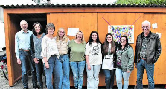 Freude über den neuen Kinderwagen und Velounterstand: Martin Diriwächter, Präsident des Vereins Kindertagesstätte Pink Panther (links) und Andreas Huber vom Kiwanis Club Homberg (rechts) mit dem Pink-Panther-Team. (Bild: hg.)