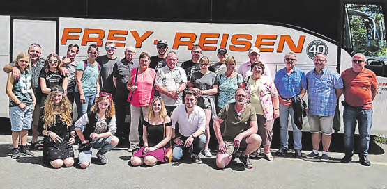 Eine gut gelaunte Reisegruppe: Mitglieder der Musikgesellschaft Schmiedrued und ihre Freunde fuhren nach Innsbruck. (Bild: zVg.)