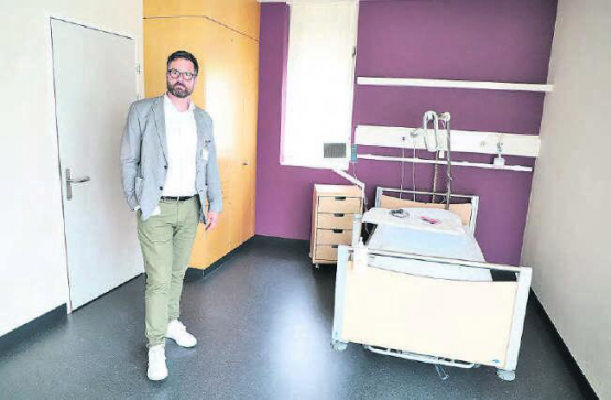 Der Umbau dauert bis Ende Jahr: Daniel Schibler, Direktor Asana Spital Menziken, in einem der neuen Privatzimmer mit gehobener Hotellerie. (Bild: rc.)