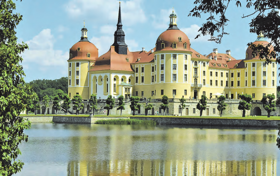 Das prächtige Schloss Moritzburg spiegelt sich im See: Hier wurden ein paar Szenen aus «Aschenbrödel und die drei Haselnüsse» gedreht, und seither ist es europaweit bekannt. (Bilder: st.)