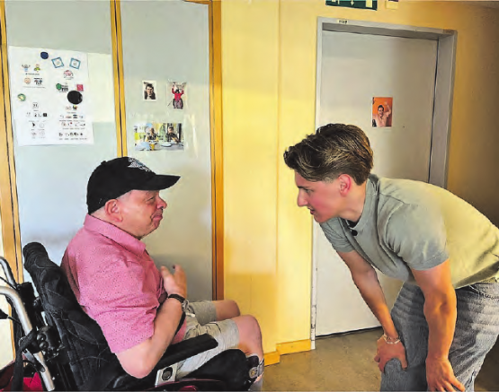 Fachmann Betreuung im Austausch mit Klienten. (Bild: zVg.)