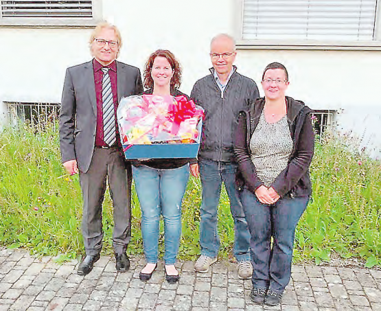 Verabschiedungen an der Gemeindeversammlung Schlossrued (v.l.): Martin Goldenberger, Fadrina Gertiser (Leiterin Finanzen), Kuno Matter (Schulleiter) und Yvette Gloor (Aktuarin der Feuerwehrkommission). (Bild: zVg.)