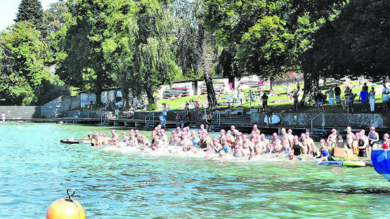 Startschuss für das erste Teilnehmerfeld im Strandbad Seerose in Meisterschwanden. (Bilder: hg.)