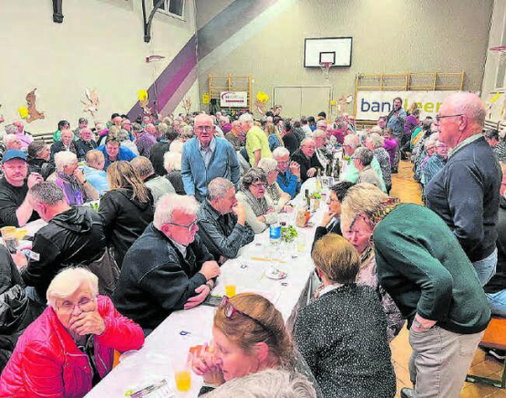 Der Schöftler Seniorenchor lud zum legendären Raclette-Essen: Schöftlands alte Turnhalle war bis auf den letzten Platz gefüllt. (Bild: KF)