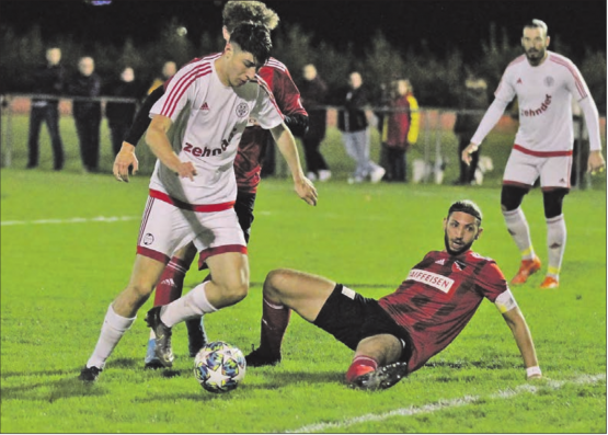 Ramon Egli versetzt Schönenwerds Jonas Hunkeler (verdeckt) und deren Kapitän Fabio Liloia, der trotz eleganter Grätsche das 0:1 für Gränichen nicht verhindern kann. (Bild: Otto Lüscher)