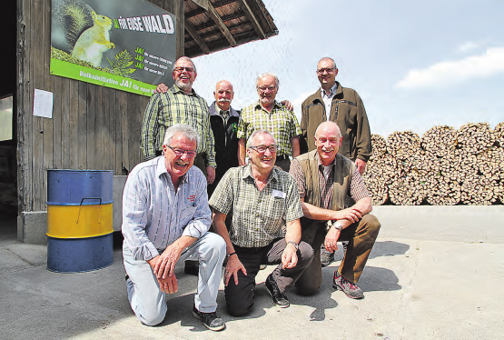 Immer mit einer grossen Portion Humor und trotzdem sehr fachkundig: Rolf Suter (hinten, 2. v.l.) mit einigen seiner ersten Schüler. (Bild: Pia Weber)