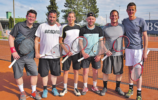 Trotz eingebüsster Punkte strahlte das Männerteam Liga 2 des TC Reinach mit der Abendsonne um die Wette: Stefan Haller (R5), Patrick Speck (R8), Tobias Eichenberger (R8), Reto Budmiger (R7), Sacha Lüpold (R7), Beni Huber (R7) v. l. (Bild: aw.)