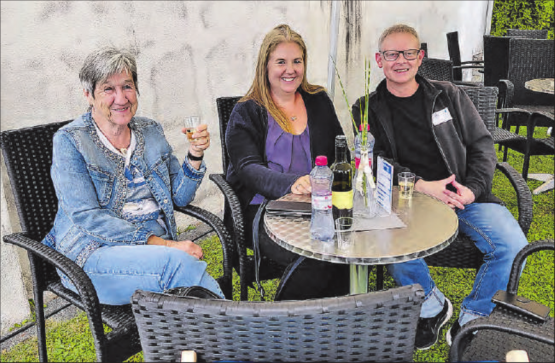 Chill@church – Gemütlich geniessen im Schatten der Kirchenfassade. (Bilder: rms.)
