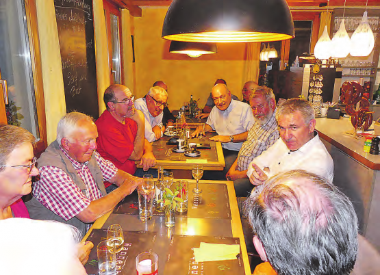 Landammann-Stammtisch auf dem Wannenhof: Die Wynentaler Bevölkerung nutzte die Gelegenheit zum persönlichen Kontakt mit Regierungsrat Alex Hürzeler (re.). (Bilder: moha.)