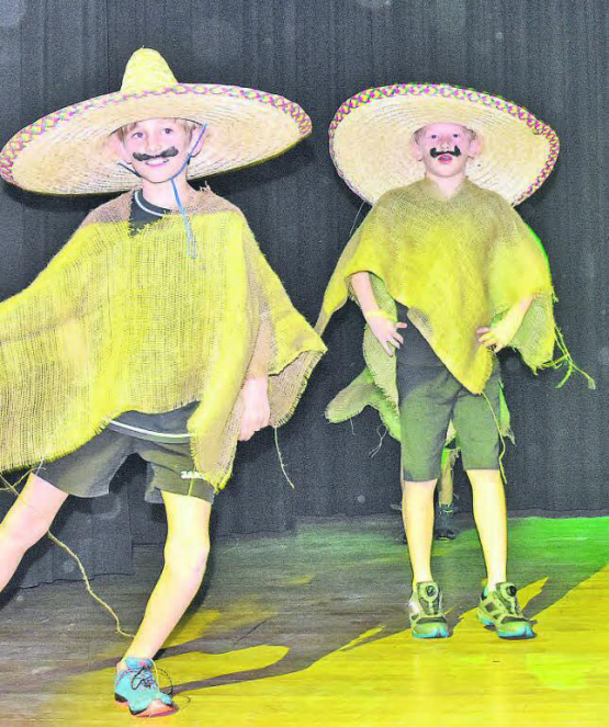 Präsentierte sich in mexikanischem Outfit nach dem Showmotto «Hasta la vista»: Jugi klein, aber fein. Viel Applaus erntete auch die Mädchenriege gross für ihre tänzerische Performance. (Bilder: aw.)