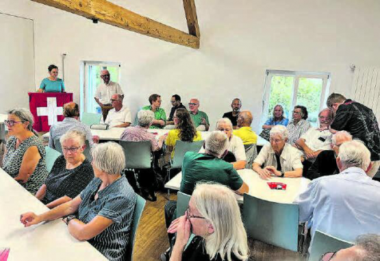 Lucia Lanz am Rednerpult. Vor 40 Zuhörenden erörterte sie die Präambel der Bundesverfassung. (Bilder: Dominique Rubin)