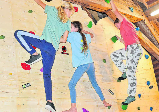 Mit starker Mädchenbeteiligung unterm Estrich des Gemeindehauses der reformierten Kirche: Pfarrer Beat Müller machte vor, wie Bouldern geht, danach probierten es Leana Zürcher,Aylin Huber und Lena Aeby (v. l.) ebenfalls an der Wand. (Bilder: aw.)
