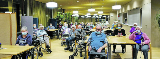 Kaminfeuergespräch in der Altersresidenz Falkenstein: «Troler Ruedi» faszinierte die Zuhörer mit seinen spannenden Geschichten. (Bilder: zVg.)