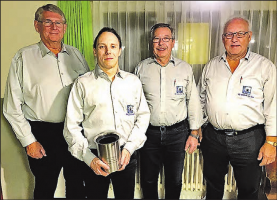 Die Erstplatziertern der Jahresmeisterschaft der Schützengesellschaft Beinwil am See (v.l.): Kurt Haller, 2. Rang; Christian Hunziker (Gewinner des Weinkühlers), Andreas Baumgartner, 1. Rang und Elias Grütter, 3. Rang. (Bild: zVg.)