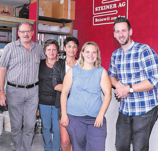 Das eingespielte Team der Malerei Steiner AG, Beinwil am See (v.l.): Markus und Esther Steiner, Therese Hunziker, Martina Moos-Steiner und der frischgebackene Malermeister Philipp Gloor. (Bild: zVg.)