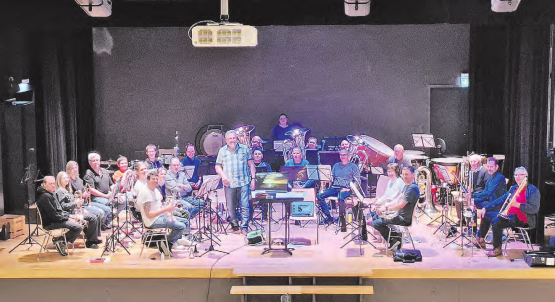 Noch nicht in Uniform, aber mit viel Vorfreude proben die Mitglieder der Musikgesellschaft für das Jahreskonzert «Very british» Ende des Monats. (Bild: zVg)