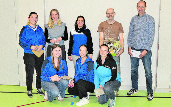 Geehrt für langjährige Leitertätigkeit: (oben v.l.) Andrea Schneeberger, Janis Kaspar, Tamara Engetschwiler, Bruno Gloor, Stefan Wasser, (unten v.l.) Martina Krack, Michelle Lienhard, Sarina Rosenkranz. Es fehlt Paul Voramwald. (Bilder: zVg.)