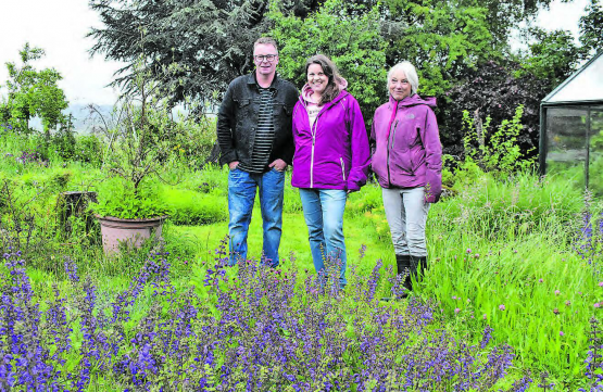 Gartenrundgang im Gontenschwiler Wannental: Mit dem Naturgarten Netzwerk Wynental und Projektleiterin Cornelia Pasinelli (Mitte) konnte das Gartenparadies von Jacqueline Züsli (rechts) entdeckt werden. Roger Eggenschwiler wusste Interessantes zu Fauna und Flora zu berichten. (Bild: hg.)