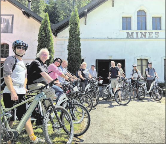 Studienreise in das Val de Travers: Der Vorstand von Seetal Tourismus und weitere Mitwirkende besuchten kürzlich ein ähnliches Mobilitätsprojekt, das von Goût & Région und Rent a Bike bereits umgesetzt worden ist. (Bild: zVg.)