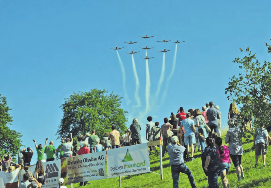 Die Kunstflugformation mit PC7 aus Emmen: Sie war bereits für Freitagnachmittag angesagt, konnte dann aber nicht starten. Umso mehr freuten sich die Zuschauer am Samstagabend. (Bilder: st.)