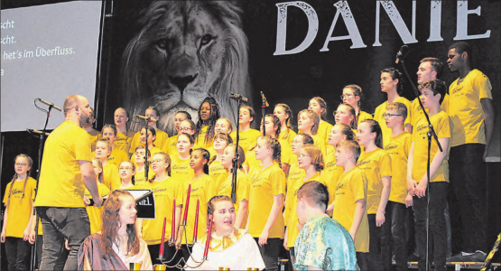 Sie ernteten Applaus: Der Adonia Teens-Chor beim Auftritt im Saalbau. (Bild: grh)