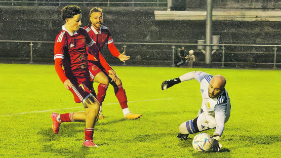 Diesmal gibt es kein Durchkommen: Gränichens Torhüter Daniele Persichini rettet vor den verzweifelt heranstürmenden Suhrern. (Bild: Roland Jaus)