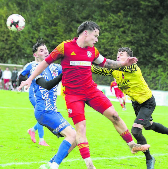 Schöftlands Jan Schneider (in Rot) gelang der frühe Führungstreffer gegen die starke SchöNi-Abwehr. (Bild: Otto Lüscher)