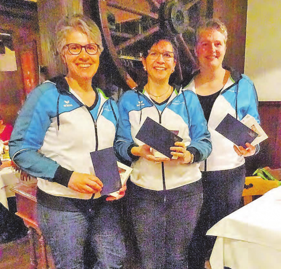Geehrte Damen: Nicole Felder (Mitte) hat den Vereinswettkampf gewonnen, vor Christine Schönbächler (l.) und Patricia Hauri. (Bild: zVg.)