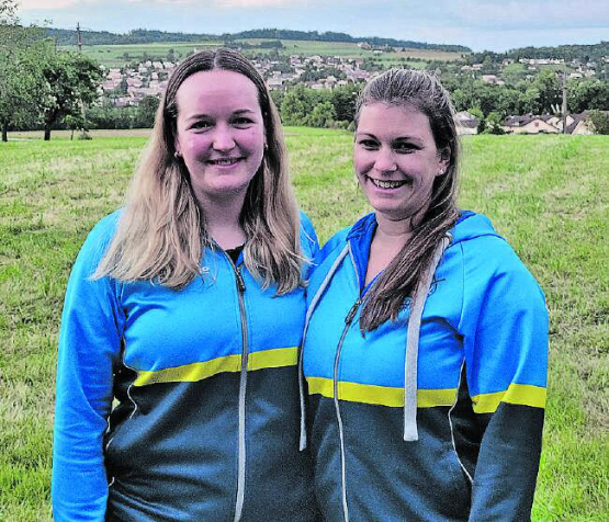 Evelyne Schär und Janina Bühler-Kästli, neue und ehemalige Präsidentin von Volley Seetal (v.l.). (Bild: zVg.)