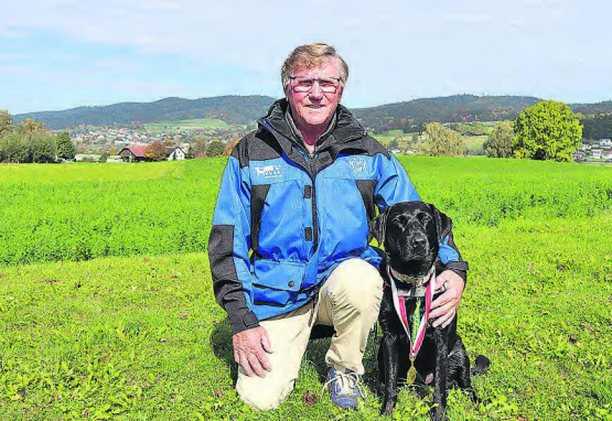 Schweizermeister-Duo: Der Gontenschwiler Peter Bieri und seine Labradorhündin, die mit vollständigem Namen Waterfans’s Nice Fellow Siena heisst. (Bild: zVg.)
