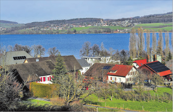 Wie die Faust aufs Auge und total unpassend zu den alten Hochstudhäusern: Flachdachneubauten mit «Helikopter-Landeplätzen» inmitten der organisch gewachsenen Dorfquartiere in Beinwil am See. (Bilder: msu.)