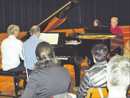 Acht Hände, 40 Finger, zwei Flügel: Thomas Peyer, René Erne, Rebekka Pasquier und Patrick Lerf (v.l.) sorgten für originelle Einlagen. (Bilder: st.)
