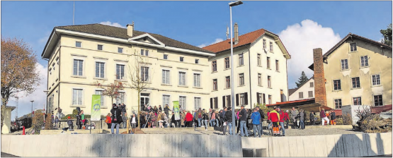 Eine Klimaoase auch für Meisterschwanden: Vor dem alten Gemeindehaus wurde am vergangenen Samstag ein «Klimabaum» gepflanzt. (Bilder: msu.)
