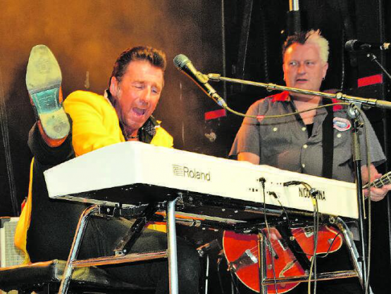 Mit allen Sinnen dabei: Wenn bei Nico Brina zehn Finger nicht genügen, nimmt er gerne mal die Füsse zu Hilfe. (Bilder: st.)