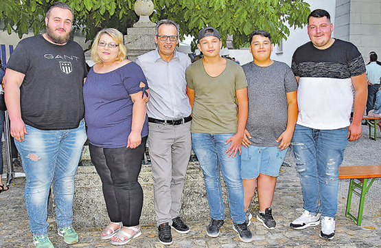 Eine serbische Familie und ein Kosovare erhielten das Gemeindebürgerrecht von Schöftland: Rrustemaj Endrid, Ganimete, Hevdzet, Besian, Gentian und Dardan Ramadani v. l. (Bild: aw.)