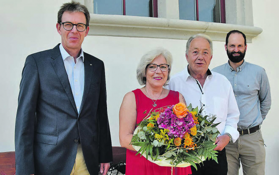 In Schöftland keine Unbekannten: Gemeindeammann Rolf Buchser (li.) hiess zusammen mit Gemeindeschreiber Michael Urben die Neuzuzüger Anita Del Priore und Hans Koch mit einem Blumenstrauss willkommen. (Bild: st.)