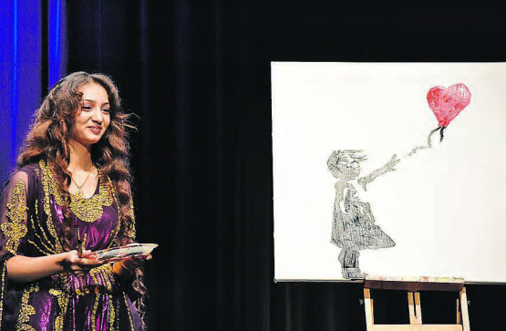 Shahnaz Abdou zauberte live vor Publikum ein Kunstwerk auf die Leinwand.