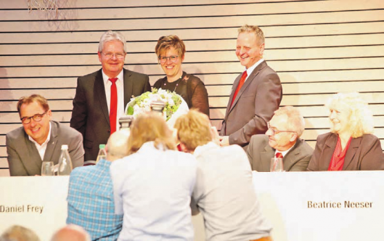 Im Fokus der Fotografen: Die aus dem Verwaltungsrat verabschiedete Manuela Hochuli, flankiert von Bankleitung Andreas Bieri (l.) und Verwaltungsratspräsident Hans Ulrich Ziswiler. (Bilder: Remo Conoci)
