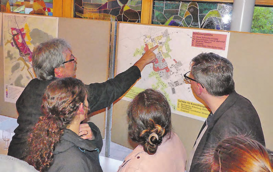 Grosses Interesse an der Räumlichen Entwicklung: Die farbigen Pläne und mündlichen Erläuterungen zur Strategie waren aufschlussreich. (Bild: moha.)