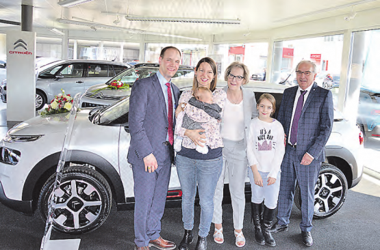 Drei Generationen als Gastgeber: (v.li) Roman und Céline Faes mit Melina, Margrit und Hansruedi Faes mit Enkelkind Seraina. Nicht auf dem Foto sind Nadine und Tobias Gloor. (Bild: Te.)