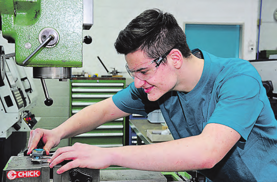 Neue Lehrlinge bei der Eichenberger Gewinde AG: Vom Lernenden zum selbstständigen, engagierten Mitarbeiter. (Bild: zVg.)