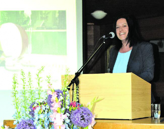 Durch die Blume: Marliese Loosli bedankte sich bei Ruth Hunziker für den wunderbaren Blumenschmuck. (Bild: st.)
