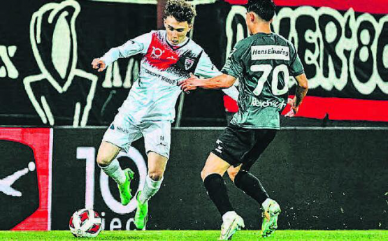 Samuel Sebastian Krasniqi: Der frühere FC Muhen-Junior kam vor 6006 Zuschauern zu einem Kurzeinsatz im Tricot des FC Aarau. (Bild: Sarah Rölli)