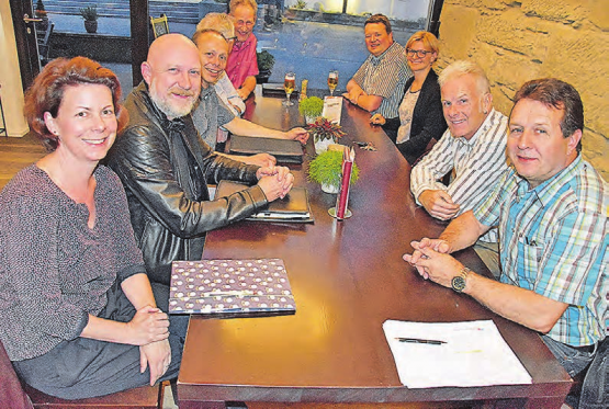 Auch das muss sein: Unkonventioneller ging es beim Plausch nach der Hauptversammlung zwischen den Gemeinderäten und Gästen zu, links Vorstandsmitglied Karin Faes vom Regionalverband aargauSüd. (Bilder: aw.)