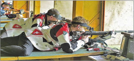 Via China nach Muhen: Weltklasseschütze Jan Lochbihler (vorne) war der prominenteste Teilnehmer am 31. Strohhausschiessen in Muhen. (Bild: Wolfgang Rytz)